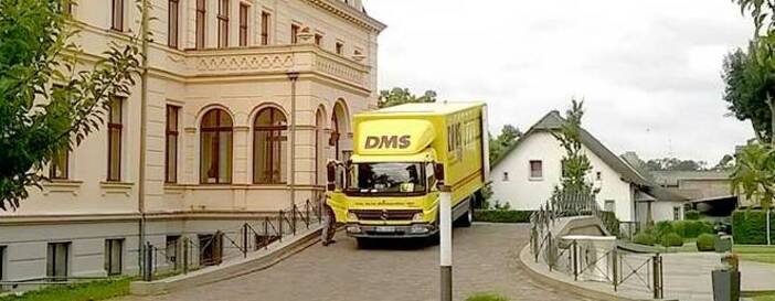 Möbeltransporter vor Schloss Ribbeck