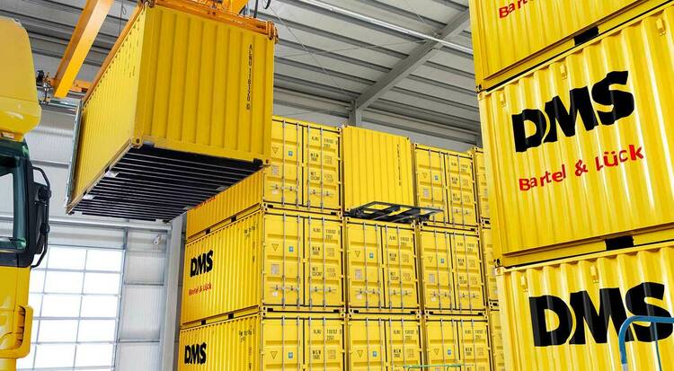 Containerhalle mit LKW