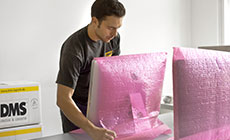 Umzugshelfer verpackt Computer Umzugshelfer verpackt Computer
