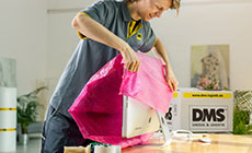 Umzugshelfer verpackt Computer Umzugshelfer verpackt Computer