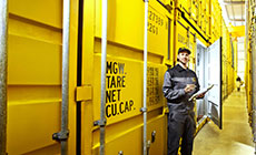 Mann vor Lagercontainer Mann vor Lagercontainer
