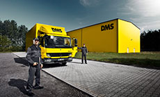 Möbeltransporter vor Lagerhalle Möbeltransporter vor Lagerhalle