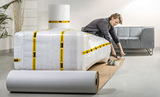 Umzugshelfer verpackt Möbel Umzugshelfer verpackt Möbel
