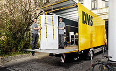 Transportgut auf LKW-Laderampe Transportgut auf LKW-Laderampe