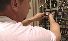 It-Spezialist bei Verkabelung eines Servers It-Spezialist bei Verkabelung eines Servers